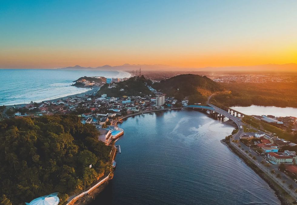 Vista aérea da praia de Itanhaém em dia ensolarado